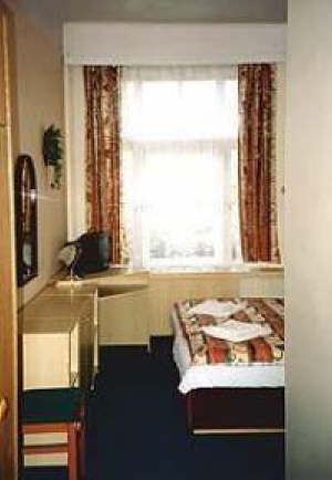 Hotel Grand, Revnice 1