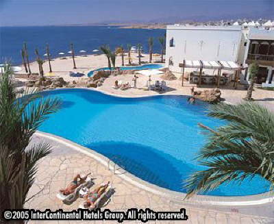Crowne Plaza Resort-FEATR_POOL