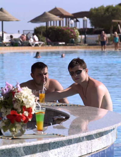 Pyramisa Sharm Resort-poolbar-01
