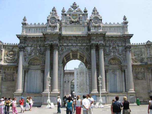800px-DolmabahceMainGate