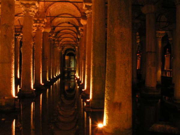 800px-Istanbul_-_Basilica_Cistern_-_01