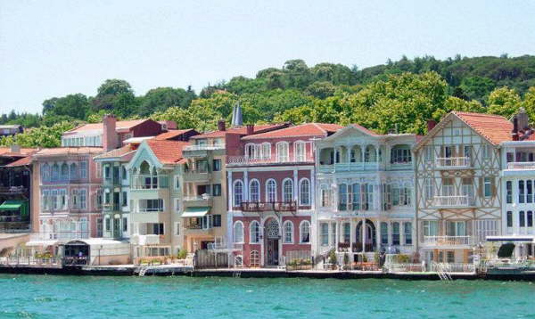800px-Traditional_yalis_on_the_Bosphorus